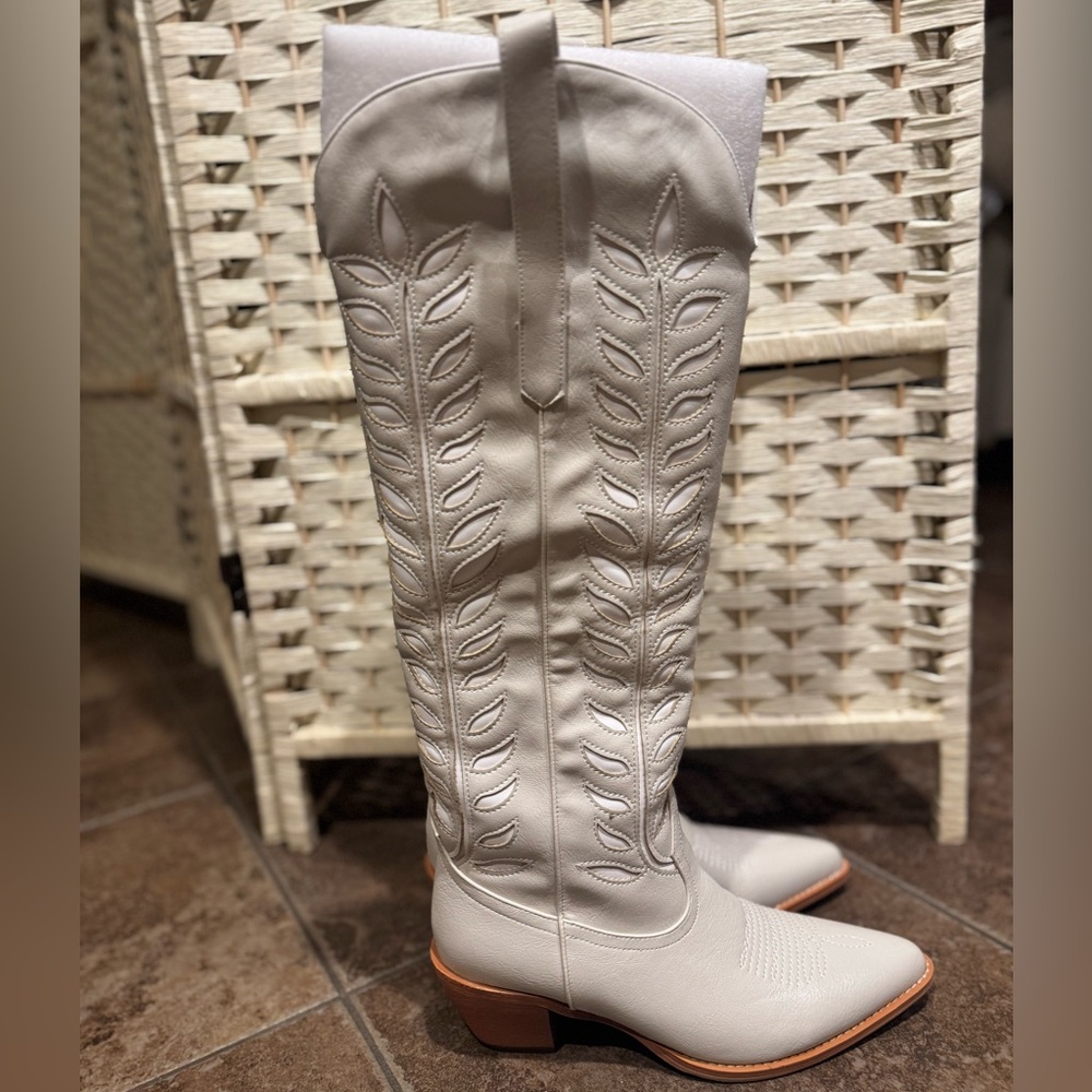 Amazon Women's Ivory & Tan detailed Cowboy Boots